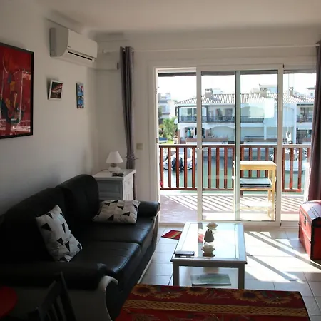 Empuria Apartment *