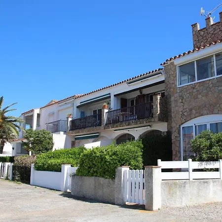 Empuria Apartment *