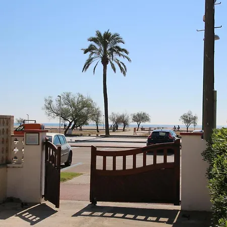Empuria Apartment *